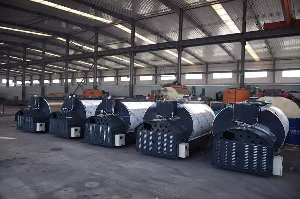 Celebrating the Philippines customer place the order 8m3 asphalt spreader top_1